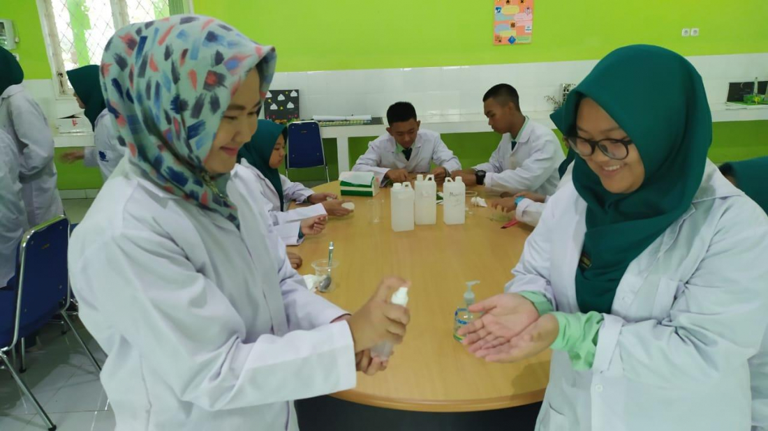 Siswa MAN IC OKI Buat Hand Sanitizer Sendiri